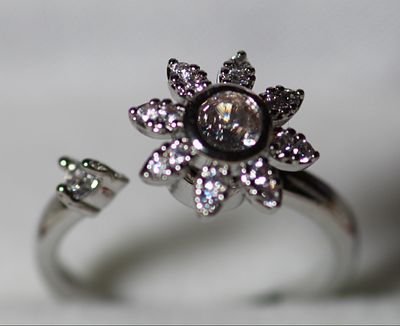 טבעת זהב גולדפילד, קינטית ומסתובבת! מדהימה ביופיה, עם שיבוץ אבני חן מרהיבות בליטוש מיוחד. טבעת 