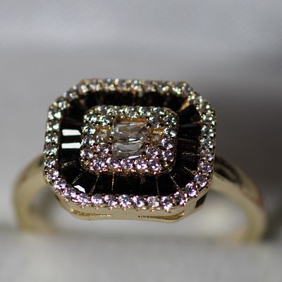 טבעת מיוחדת מזהב גולדפילד עם אבני חן מרשימות