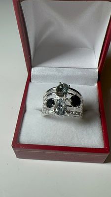 טבעת נדירה ביופיה! אבני חן בצבעי אפור-שחור! מרהיבה ביופיה.