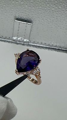 טבעת זהב גולדפילד צהוב 14 ק משובצת באבן סיטרין סגולה בליטוש טיפה.