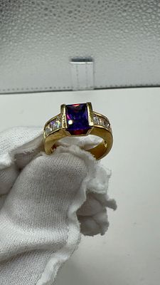 טבעת מדהימה ביופיה. הגיעה מבית מכירות בארה״ב. משובצת ב אמטיסט סגולה בליטוש מלבני מרהיב ביופיו. 