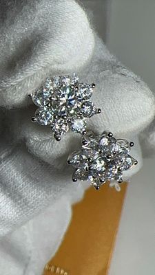 זוג עגילי מואסנייט 3 ק. ( 1.5 קראט כל עגיל) דגם פרח. מרשים מאד.