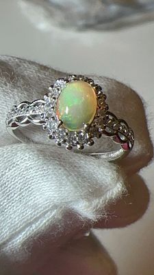 טבעת אופל טבעית! אופל אש. משובצת באבני יהלום מואסנייט סביב. עשויה מכסף 925.