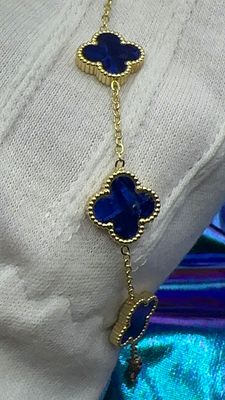 צמיד זהב גולדפילד צהוב 14 ק. משובץ באבני תלתן בצבע כחול. פתיחה-$35