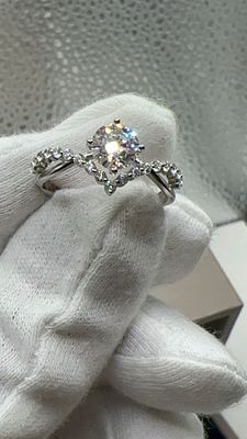 טבעת כסף 925 בציפוי זהב לבן 14 ק. ובשיבוץ מלא של יהלומי MOISSANITE במשקל 1 קראט ( האבן המרכזית) 