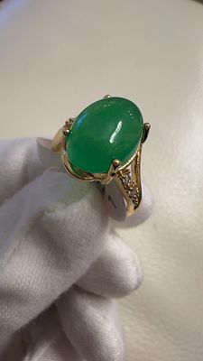 טבעת עם אבן ירוקה מדהימה ביופיה זהב גולדפילד צהוב 14 ק.