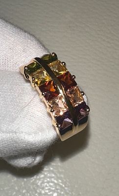 טבעת זהב גולדפילד צהוב עם אבני סיטרין, רבי, פרידוט ועוד