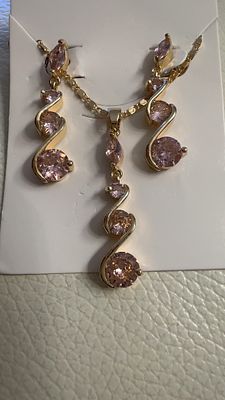 סט של שרשרת ותליון וזוג עגילים תואמים מזהב גולדפילד צהוב ושיבוץ אבני ספיר וורודות.