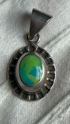 תליון כסף משובץ באבן אופל טבעית ירוק- טורקיז- צהוב מייצור של צורף במקסיקו. ללא שרשרת.