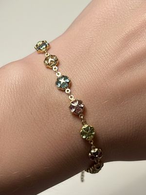 צמיד זהב גולדפילד צהוב בעבודה איטלקית סגורה ומעוצבת לבבות עם אבני חן צבעוניות שונות בתוך כל קונכיה