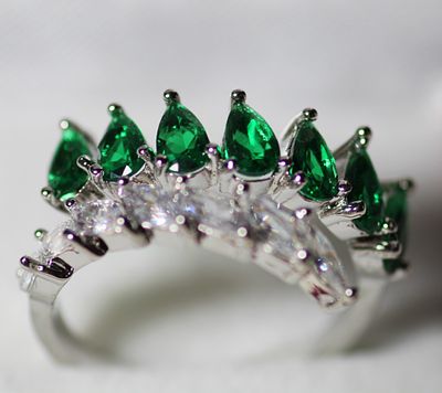 טבעת זהב גולדפילד, מדהימה ביופיה, עם שיבוץ אבני חן מרהיבות בליטוש מיוחד.