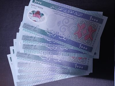 עלה כעת! 10 שטרות מאוריטניה 100 אוקיה מצב unc מספרים עוקבים שנת 2014