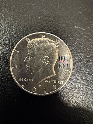 מטבע של חצי דולר מיוחד ויחסית נדיר שיצא מסדרת המטבעות של 100 שנה להולדתו של הנשיא קנדי.