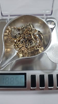 מקבץ פריטי זהב 14K חלק שבור חלק לא.
במשקל של כ- 18.85 גרם