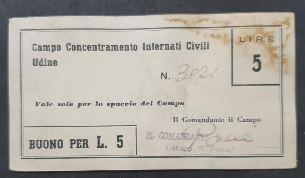 שטר כסף (בונו) של 5 לירות איטלקיות. 
השטר שימש במחנה הריכוז לאזרחים עצורים באודינה, איטליה 