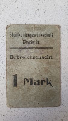 שטר פנימי נדיר ממחנה הריכוז דכאו, שהונפק על ידי המשטר הנאצי לשימוש האסירים במחנה. 
השטרות 