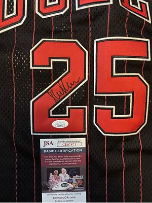 חולצה חתומה של סטיב קר במדי שיקגו בולס עם חתימה מאומתת על ידי חברת JSA. חולצה איכותית ביותר של 