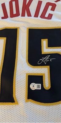 חולצה חתומה של ניקולה יוקיץ׳ עם אימות חתימה של Beckett .במדי קבוצת דנבר נגטס .נחשב לאחד השחקנים 