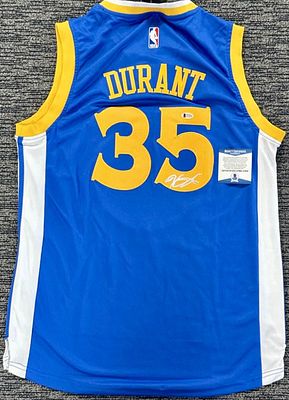 חולצה חתומה של קויין דורנט במדי גולדן סטייט מבוקשת ביותר .איתה זכה באליפויות ה NBA. חולצה 