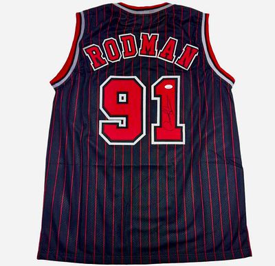 חולצה חתומה של דניס רודמן במדי שיקגו בולס. משחקי חוץ. החתימה מאומתת על ידי חברת JSA מהטובות 