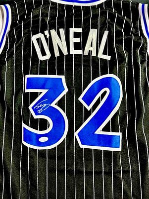 חולצה חתומה של שאקיל אוניל במדי אורלנדו מגי׳ק . שם שיחק את עונת הרוקי שלו. מאומתת על ידי חברת 