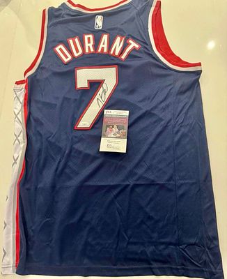 חולצה חתומה של קווין דורנט במדי ברוקלין נטס. זכה בתי אליפויות NBA ואין ספור תארים. אימות חתימה 