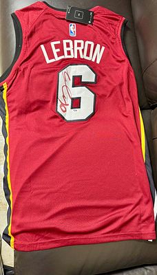 חולצה איכותית חתומה מיוחדת ונדירה מאוד של Swingman Nike חדשה עם הטיקט עם חתימה של לברון ג׳יימס 