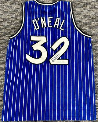 חולצה חתומה של שאקיל אוניל במדי אורלנדו מגי׳ק . שם שיחק את עונת הרוקי שלו. משחקי בית. מאומתת על 