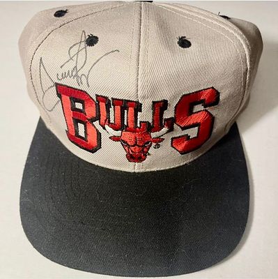 כובע נדיר ביותר של שיקגו בולס משנות ה 90׳ חתום על ידי סקוטי פיפן שזכה ביחד עם מייקל ג׳ורדן ב 6 