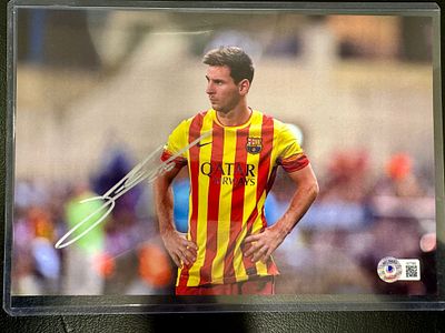 תמונה נדירה של מסי ברצלונה חתומה על ידו עם אימות חתימה של Beckett Witnessed.