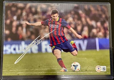 תמונה נדירה של מסי ברצלונה חתומה על ידו עם אימות חתימה של Beckett Witnessed.