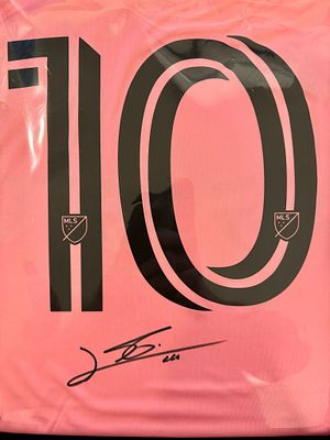 חולצה חתומה ויוקרתית של ליונל מסי בקבוצת אינטר מיאמי. שנת 2022-2023. חולצת משחקי בית. רשמית. 