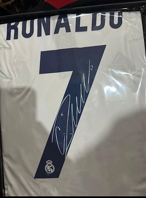 חולצה מיוחדת ויוקרתית של כריסטיאנו רונלדו במדי ריאל מדריד 2016-2017. משחקי בית. מאומתת על ידי ICONS