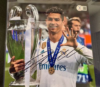 תמונה גדולה נדירה חתומה של כריסטיאנו רונאלדו במדי נבחרת פורטוגל עם אימות חתימה של Beckett witnessed