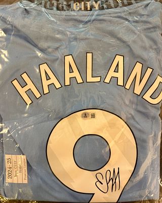 חולצה חדשה ומיוחדת של האלנד מנצ׳סטר סיטי. פרימלינג. חולצת בית. חתימה מאומתת על ידי Backett 