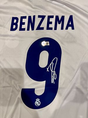 חולצה מיוחדת וחתומה של בנזמה.קבוצת ריאל מדריד משחקי בית. צ׳אמפיון ליג. 2016-17 . מאומתת על ידי 