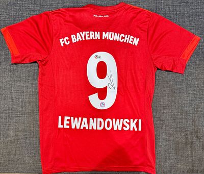 חולצה נדירה ומיוחדת בשל רוברט לבנדובסקי. באיירן מינכן . משחקי בית. 2019-20. מאומתת עלי ידי חברת 