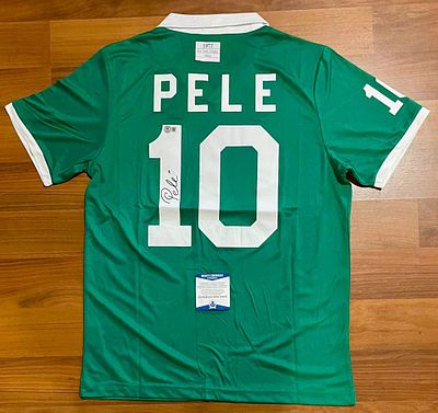 חולצה חתומה ונדירה ביותר של השחקן האגדי פלא .מדובר בחולצה של קבוצת New York Cosmos, אחת הקבוצות 