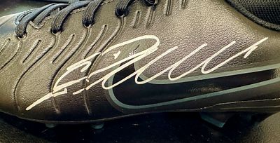 נעל כדורגל מיוחדת ונדירה עם חתימה של כריסטיאנו רונאלדו. עם אימות חתימה של Beckett Witnessed