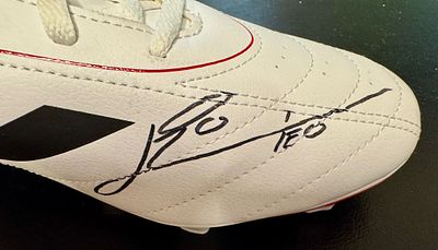 נעל כדורגל מיוחדת ונדירה של ליונל מסי. מאומתת על ידי חברת Beckett Witnessed