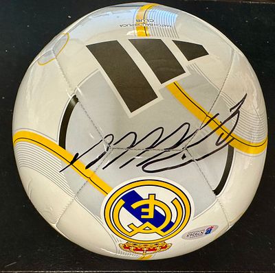 כדורגל מיוחד חתום על ידי כריסטיאנו רונאלדו. מאומת על ידי Beckett Witnessed .