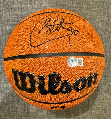 כדורסל מיוחד עם אימות חתימה של Beckett Witnessed . חתימה גדולה בצבע שחור. פריט יחודי וקשה להשגה.