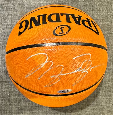 כדורסל מיוחד מאוד נדיר חתום על ידי מייקל ג׳ורדן. חתימה גדולה בצבע כסוף עם אישור חתימה של Upper 