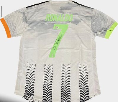 חולצה מיוחדת ונדירה ביותר של כריסטיאנו רונאלדו במדי יובנטוס.2019-20. מאומתת על ידי Beckett.