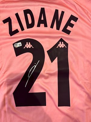 חולצה איכותית ויוקרתית חתומה של זינדין זידאן השחקן האגדי של צרפת. חולצה כדוגמת החולצה מקבוצת 