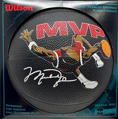 כדורסל MVP גודל רגיל מקורי ונדיר מאוד עם חתימת Facsimile i של מייקל ג׳ורדן שיצא ב מהדורה מיוחדת 