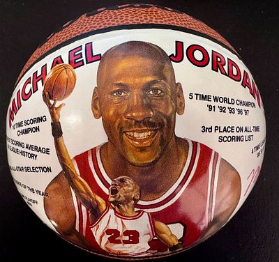 כדורסל מיני חדש באריזה המקורית משנות ה 90 . נדיר ויחודי עם חתימת facsimile של מייקל ג׳ורדן של 