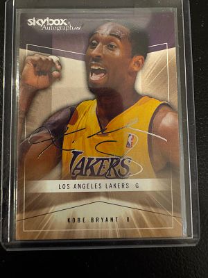 קלף מיוחד של קובי בראיינט עם חתימה של קובי בצבע כסף על הקלף. Fleer 2004-05.