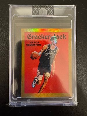 קלף מיוחד נדיר וממוספר 17/25 של השחקן Victor Wembanyama .