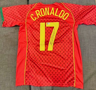 חולצה נדירה יוקרתית של Nike חתומה על ידי כריסטיאנו רונאלדו במדי נבחרת פורטוגל . 2004. מאומת על 